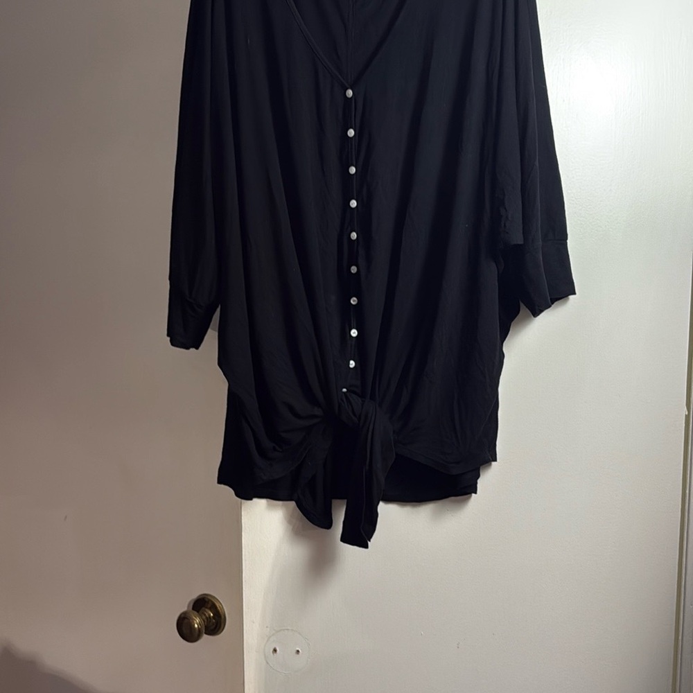 Karen Kane Black V-Neck Button Front Top